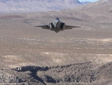 F-35A σε πτήση πάνω από την έρημο Μοχάβε (βίντεο)